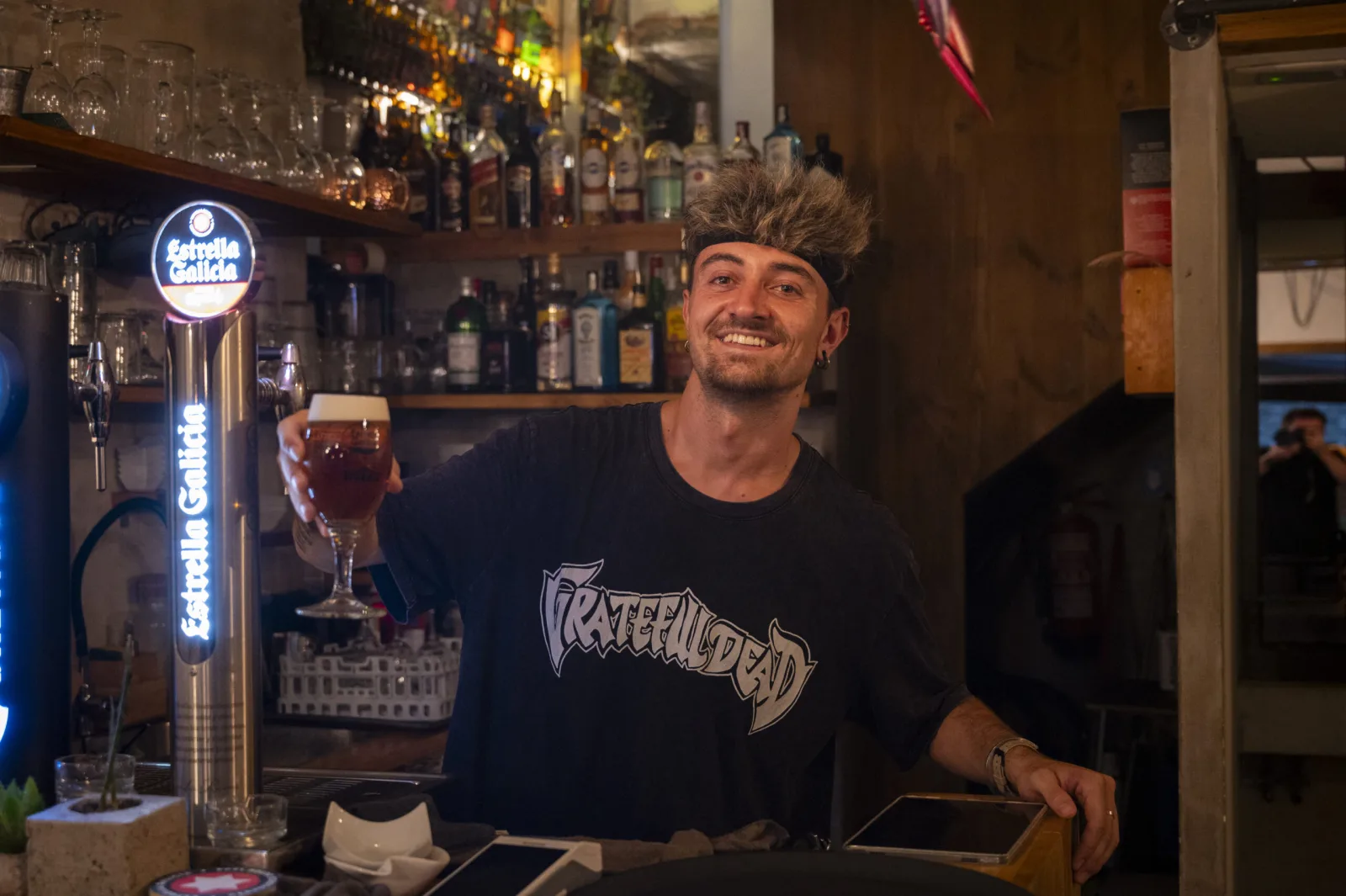 Camarero sirviendo cerveza de grifo en la barra de Bubar, bar de tapas en Vila Olímpica Barcelona