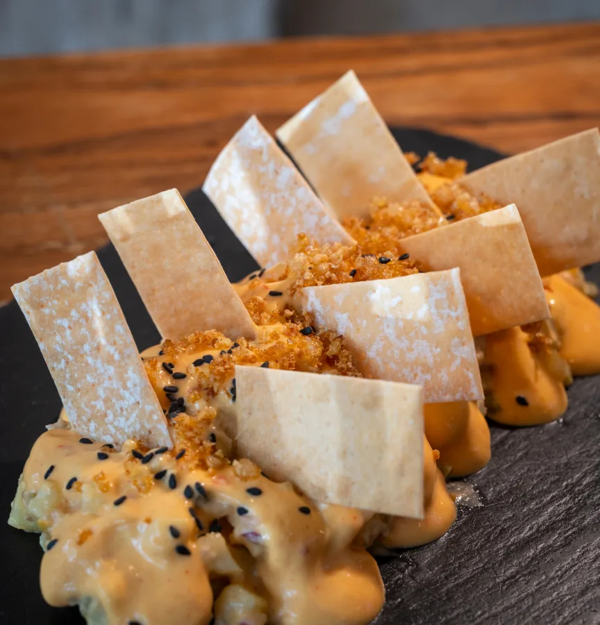 Tapa creativa con crujiente y salsa casera en Bubar, bar de tapas en Vila Olímpica Barcelona